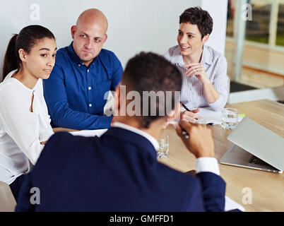 La gente di affari occupato avente un incontro insieme nella sala riunioni Foto Stock