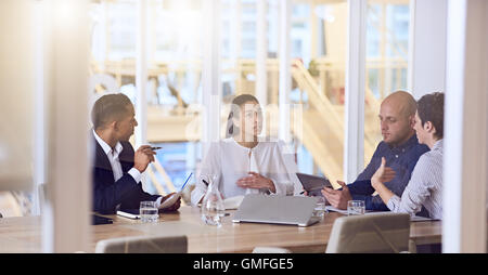 La gente di affari di parlare durante la riunione in uffici moderni Foto Stock