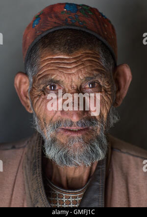 Afghan vecchio in pamiri abbigliamento tradizionale, Badakshan provincia, Wuzed, Afghanistan Foto Stock