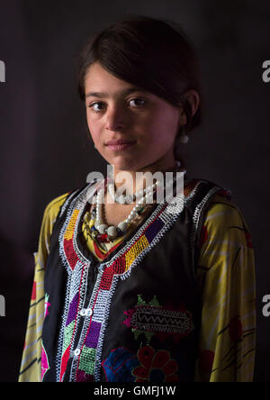 Ragazza afghana in abbigliamento tradizionale, Badakshan provincia, Wuzed, Afghanistan Foto Stock