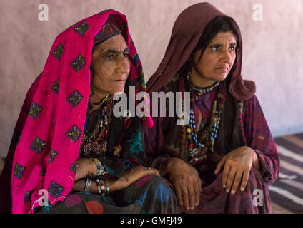 Le donne afghane in abbigliamento tradizionale, Badakshan provincia, Wuzed, Afghanistan Foto Stock