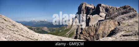 Le Dolomiti, Trentino, Italy. Vista estiva a ovest dell'altopiano a La Rosetta sulle colline intorno a San Martino di Castrozza Foto Stock