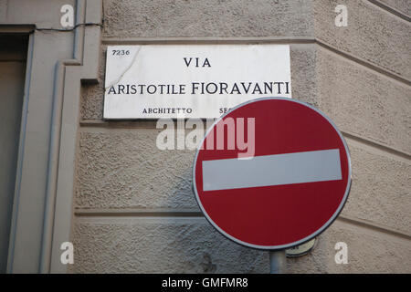 Nessuna voce per veicoli. Segno di traffico in Aristotile Fioravanti Street a Milano, lombardia, italia. Aristotile Fioravanti era un Milanese architetto rinascimentale famosa per il suo lavoro nella Moscovia, dove ha progettato la cattedrale della Dormizione nel Cremlino di Mosca. Foto Stock