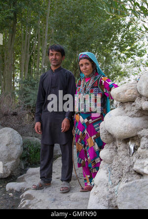 Afghan giovane con abbigliamento tradizionale, Badakshan provincia, Khandood, Afghanistan Foto Stock