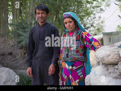 Afghan giovane con abbigliamento tradizionale, Badakshan provincia, Khandood, Afghanistan Foto Stock