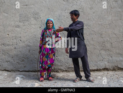 Afghan giovane con abbigliamento tradizionale, Badakshan provincia, Khandood, Afghanistan Foto Stock