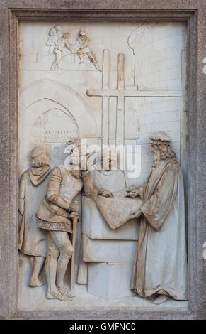 Leonardo da Vinci presenta il suo progetto per le nuove fortificazioni a Milano. Rilievo marmoreo sul piedistallo del monumento a Leonardo da Vinci da scultore italiano Pietro Magni colmpeted nel 1872 in Piazza della Scala a Milano, lombardia, italia. Foto Stock