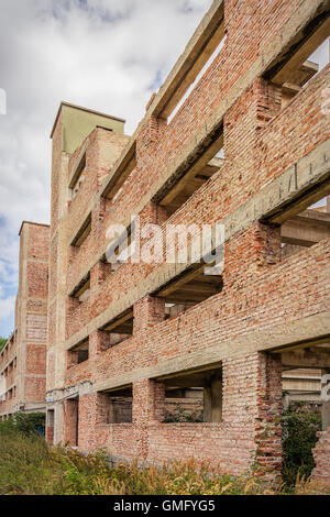 Edificio rovinato, formato verticale Foto Stock