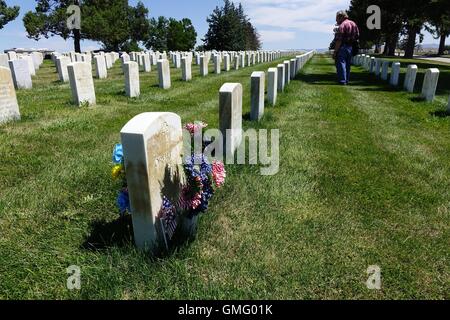 Militari allineati gli oggetti contrassegnati per la rimozione definitiva, Custer Cimitero Nazionale, Little Bighorn Battlefield National Monument, Montana Foto Stock