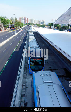 BRT autobus schierate al Jardin Oceanico in Barra da Tijuca per il viaggio per il Centro Olimpico stadio Olimpico Foto Stock