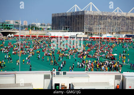 Persone riuniranno negli spettatori Plaza nella Barra Olympic Stadium di Rio de Janeiro, Brasile 2016 Foto Stock