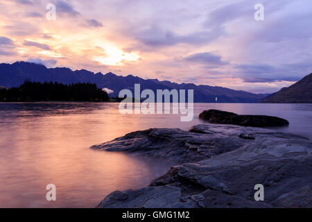 Alba sul lago Wakatipu Foto Stock