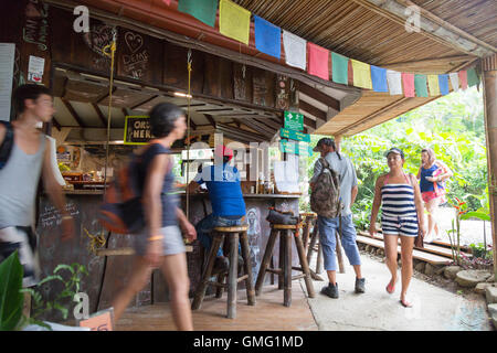 I clienti presso il Cafe Mono Congo, un caffè bar nel villaggio Dominical, Costa Rica, l'America Latina ( America centrale ) Foto Stock