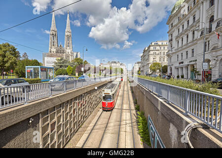 Vienna, Austria - 14 agosto 2016: tram in entrata tunnel con Chiesa Votiva in distanza. Foto Stock