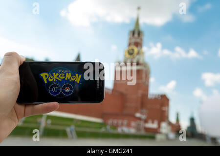 La Russia, Mosca, Piazza Rossa - 25 agosto: 2016 Smartphone con Pokemon Go. Un utente Android Giochi , una realtà aumentata gioco mobile sviluppata da Niantic per telefono Foto Stock