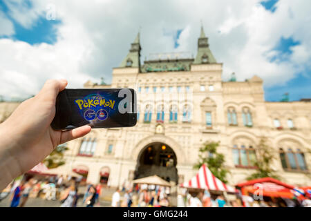 La Russia, Mosca, Piazza Rossa - 25 agosto: 2016 Smartphone con Pokemon Go. Un utente Android Giochi , una realtà aumentata gioco mobile sviluppata da Niantic per telefono Foto Stock