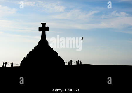 Il Newquay War Memorial visto in silhouette. Foto Stock