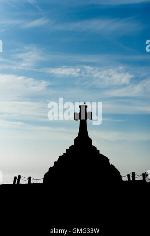 Il Newquay War Memorial visto in silhouette. Foto Stock