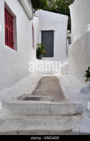 Case e strade strette con le fasi dipinto di bianco nel tradizionale quartiere di Anafiotika di Plaka, Atene Grecia. Foto Stock