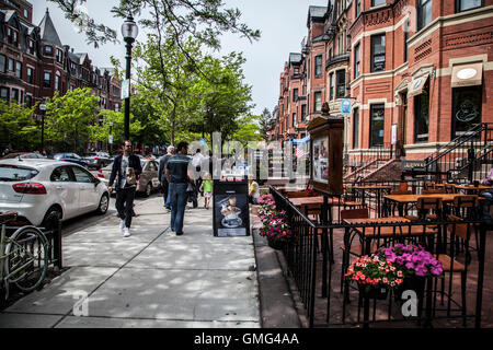 La gente camminare a Newbury Street a Boston, è lungo circa un chilometro street foderato con storico del XIX secolo pietre marroni che contengono h Foto Stock