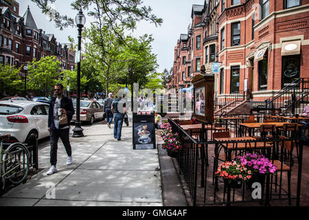 La gente camminare a Newbury Street a Boston, è lungo circa un chilometro street foderato con storico del XIX secolo pietre marroni che contengono h Foto Stock