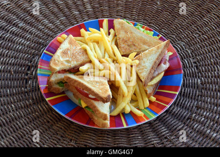 Club sandwich con patatine fritte. Il fast food la cena. Foto Stock