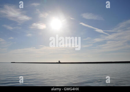 Distante dal molo muro frangiflutti blu del mare e il cielo sereno orizzonte paesaggio astratto. Foto Stock