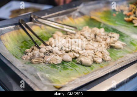 Apre Ostriche fresche sulla banana leaf Foto Stock