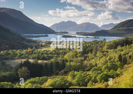 Vista su Glen Coe village a Loch Leven, Ballachulish bridge e Ardgour, Highlands scozzesi Foto Stock