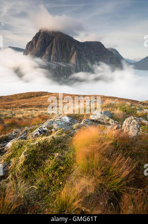 Stob Dearg, Buachaille Etive Mor al di sopra di una temperatura di inversione, Glen Coe, Highlands scozzesi, Scozia Foto Stock