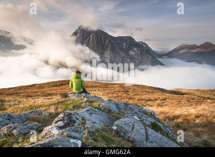 Walker al di sopra di una temperatura inversione su una montagna nelle highlands scozzesi, Scozia Foto Stock