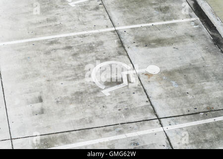 Handicap nelle aree di parcheggio riservato per disabili Foto Stock