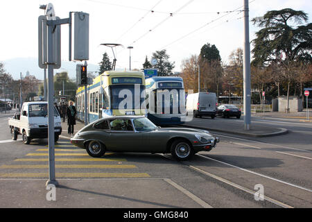 Costosa auto attraversa un pericoloso incrocio Foto Stock