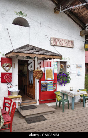 Le Dolomiti, Trentino, Italia settentrionale. Il rifugio Bottari, un rifugio di montagna ed offre cibo e alloggio per gli escursionisti Foto Stock