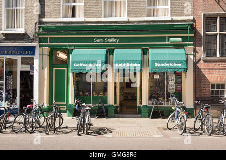 Sam Smiley archivio generale e delicatessen in Kings Parade Cambridge Regno Unito. Un famoso negozio. Le biciclette sono parcheggiate fuori Foto Stock