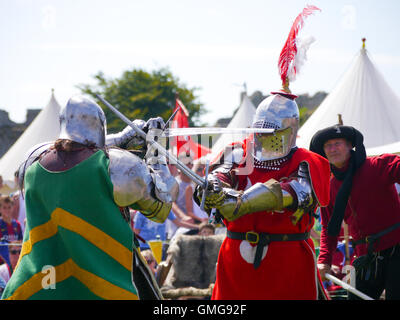 Tudor cavalieri in combattimento utilizzando longswords, indossando il cablaggio completo Foto Stock