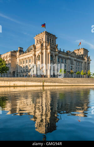 Il palazzo del Reichstag e gli edifici del governo intorno al fiume Sprea a Berlino Foto Stock