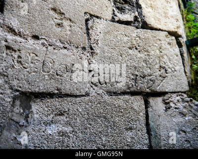 Graffiti incisi nelle pareti di Portchester Castle, Hampshire, da un Francese prigioniero di guerra nel 1789 Foto Stock