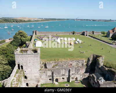 Una vista dei Romani mura e il castello di motivi Portchester Castle, Hampshire, Inghilterra Foto Stock