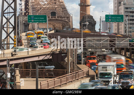 Il mezzogiorno il traffico entra Manhattan dalla Queens sul Queensboro Bridge in New York City. Foto Stock