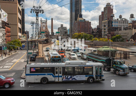 Il traffico che entra Manhattan dalla Queens sul Queensboro Bridge attende per il traffico di attraversamento sulla 2.a Avenue in New York City. Foto Stock