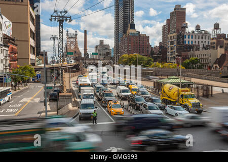 Il traffico che entra Manhattan dalla Queens sul Queensboro Bridge attende per il traffico di attraversamento sulla 2.a Avenue in New York City. Foto Stock