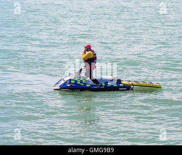 Un bagnino RNLI su un jetski pattuglie spiaggia a Southsea, Portsmouth, Inghilterra Foto Stock