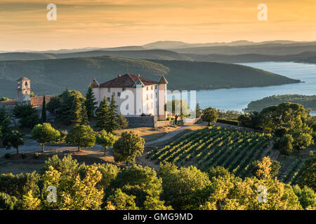 Castello di Aiguines, Chateau Francese, villaggio di Aiguines, Lac de Sainte Croix, Provenza, Francia Foto Stock