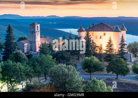 Castello di Aiguines, Chateau Francese, villaggio di Aiguines, Lac de Sainte Croix, Provenza, Francia Foto Stock