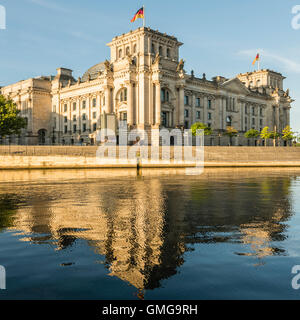 Il palazzo del Reichstag e gli edifici del governo intorno al fiume Sprea a Berlino , Foto Stock