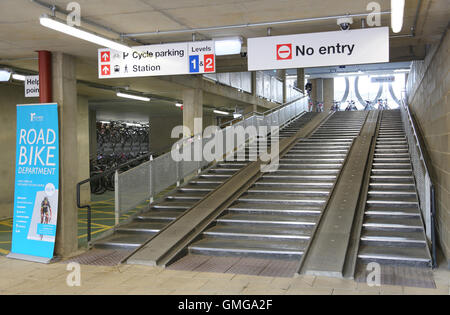 Rampa di entrata di un nuovo multi-storey bike park in Cambridge. Mostra i passi e poco profonda rampa per moto facile accesso Foto Stock