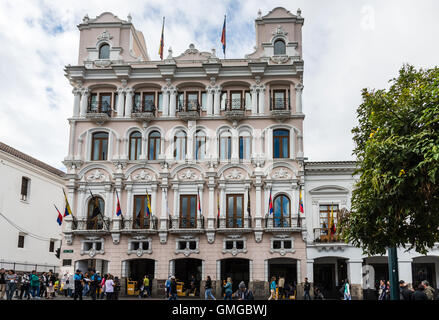 Palazzo Arcivescovile dalla piazza Indipendenza nella storica città vecchia di Quito, Ecuador. Foto Stock