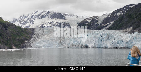 Una donna scatta una foto del ghiacciaio a sorpresa su Prince William Sound, Alaska. Foto Stock