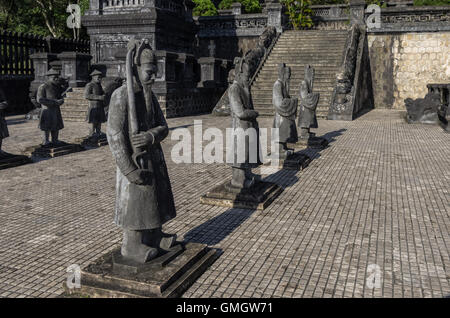 Statue in Imperial Khai Dinh tomba in tinta, Vietnam Foto Stock